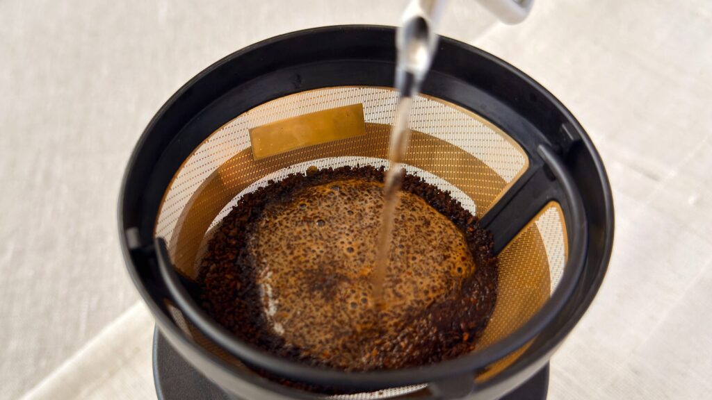 UCC_「ゴールドスペシャルアイスコーヒー」にお湯を注いでいる様子