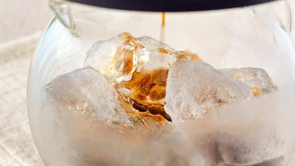 UCC_「ゴールドスペシャルアイスコーヒー」を入れている様子