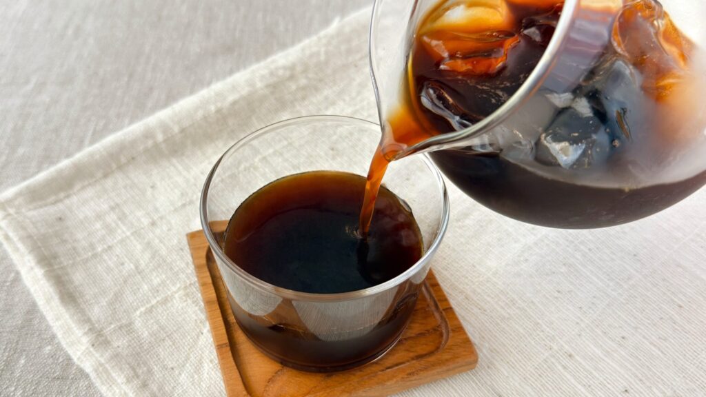 UCC_「ゴールドスペシャルアイスコーヒー」をグラスに注いでいる様子