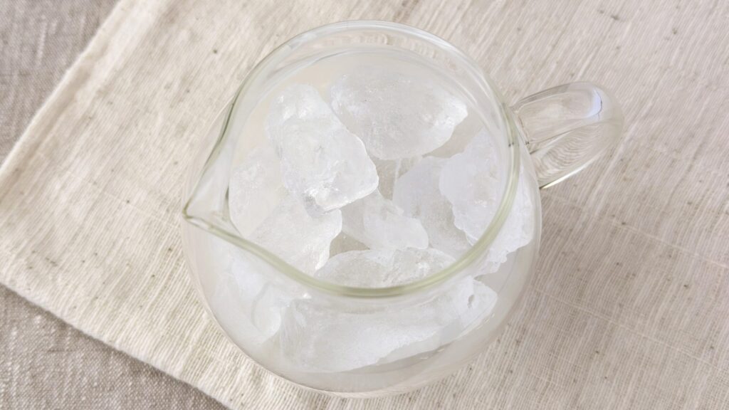 UCC_サーバーにかちわり氷を入れている様子