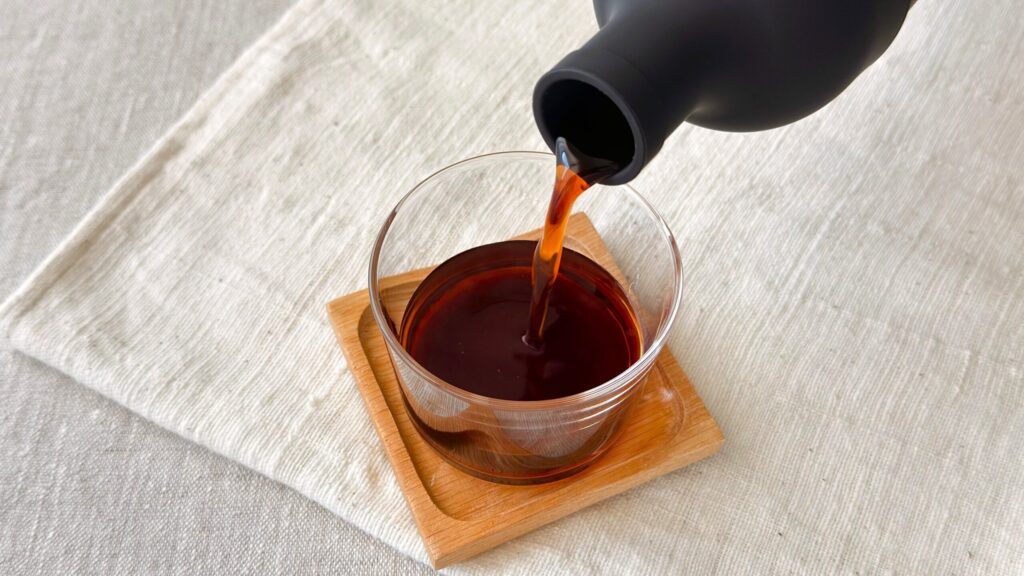 UCC_「職人の珈琲コーヒーバッグ水淹れアイスコーヒー」をグラスに注いでいる様子