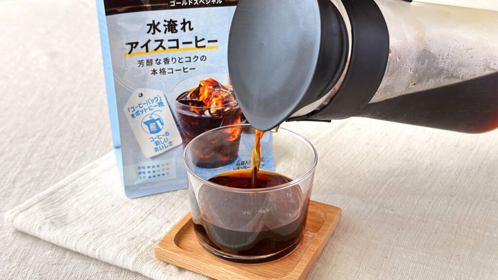UCC_「ゴールドスペシャル コーヒーバッグ 水淹れアイスコーヒー」をグラスに注いでいる様子