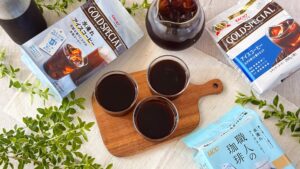 UCC_グラスに入った「ゴールドスペシャルアイスコーヒー」や「職人の珈琲」、「水淹れアイスコーヒー」のパッケージが並んでいる様子