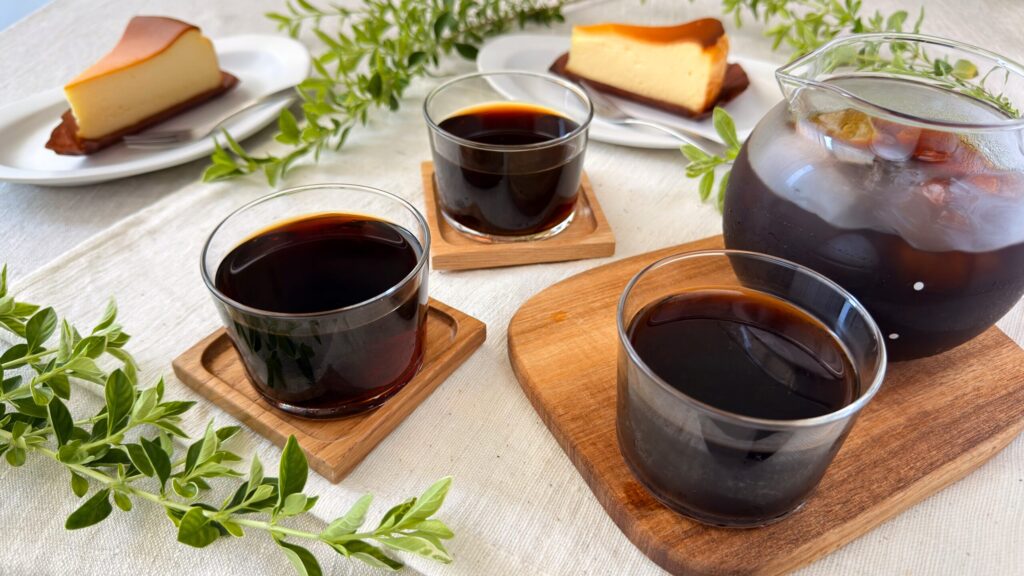 UCC_グラスに注いだ「ゴールドスペシャルアイスコーヒー」や「職人の珈琲」、「水淹れアイスコーヒー」が並んでいる様子