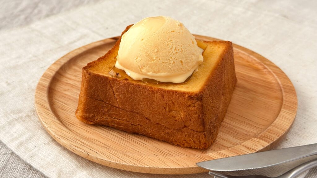 無印良品_「厚切り食パンのフレンチトースト」に「紅はるかのスティック芋ようかん」とアイスクリームがのっている様子