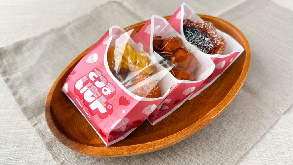 ミスタードーナツ_木皿にのった「さつまいもド しっとりスイートポテト」「さつまいもド とろり濃蜜いもソース」「さつまいもド 香ばしブリュレ」