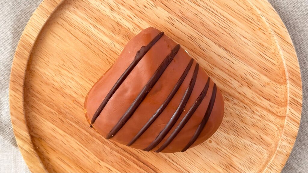 ミスタードーナツ_木皿にのった「くりド エンゼル＆マロン風味チョコ」