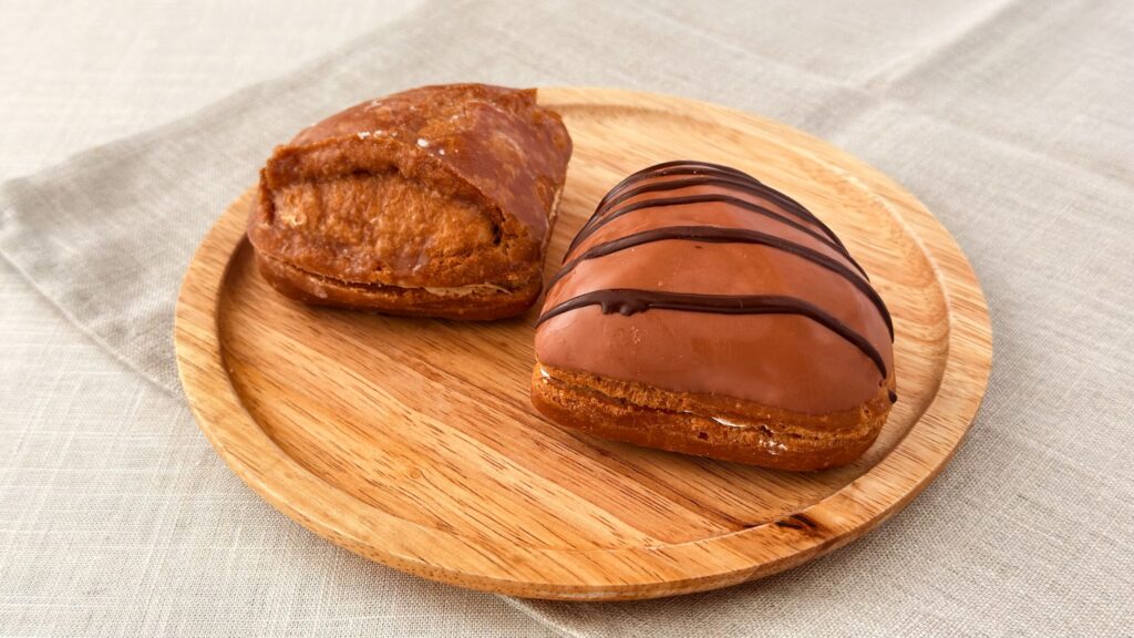 ミスタードーナツ_木皿にのった「くりド マロンホイップ＆ハニー」と「くりド エンゼル＆マロン風味チョコ」