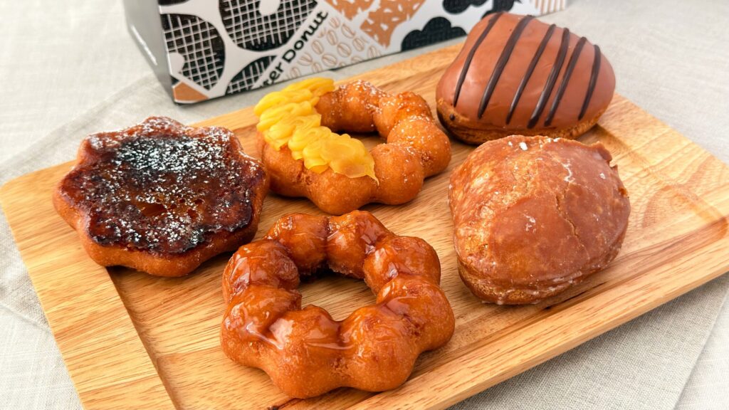 ミスタードーナツ_「秋のいもくり推しド合戦」の新作ドーナツが並んでいる様子