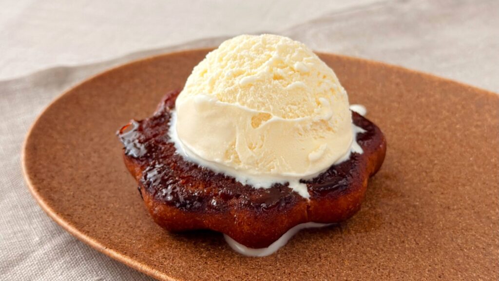 ミスタードーナツ_アイスクリームがのった「さつまいもド 香ばしブリュレ」