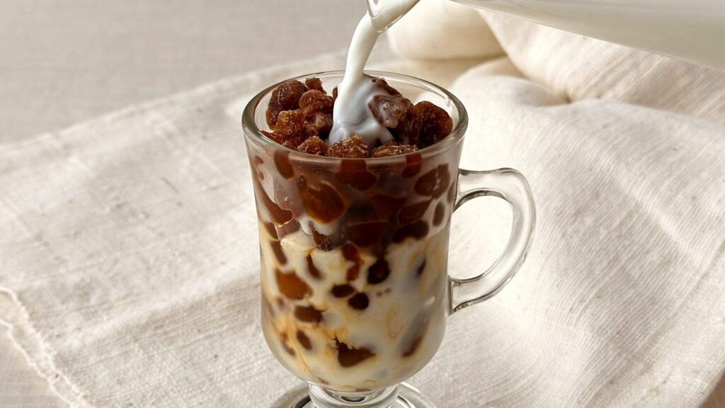 アイスライン_「ドトール氷deアイスカフェオレ」に牛乳を注いている様子