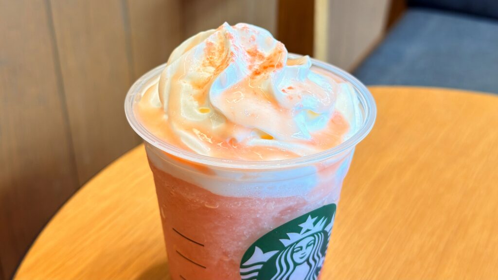 スターバックス_ピーチソースやピーチフレーバーパウダーがかけられた「ヘブンリー ピーチ フラペチーノ®」