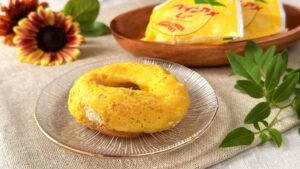 ビアードパパ_袋から取り出した「パインアメシュー」