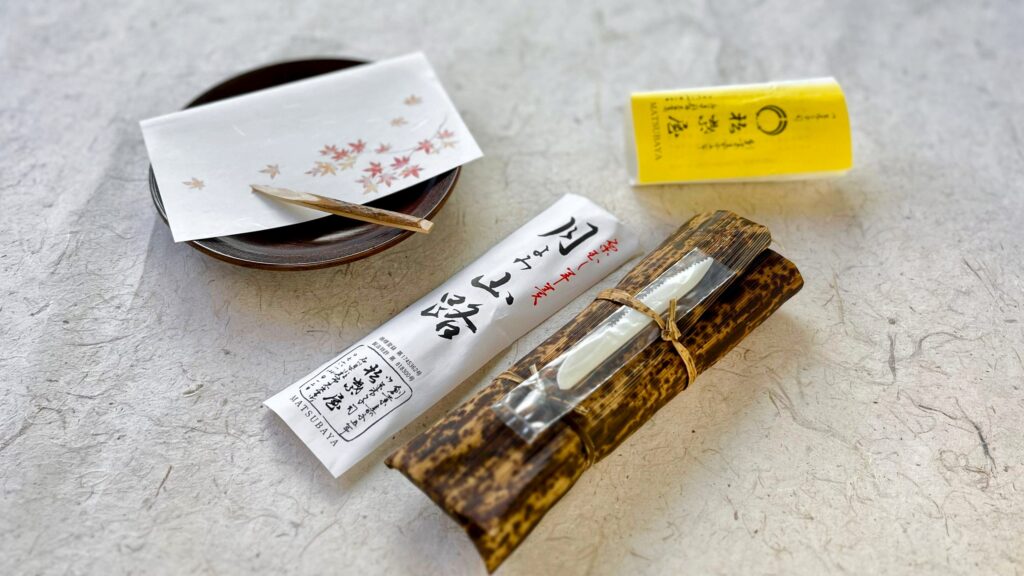 松葉屋_「月よみ山路 栗むし羊羹」のパッケージを開けた様子