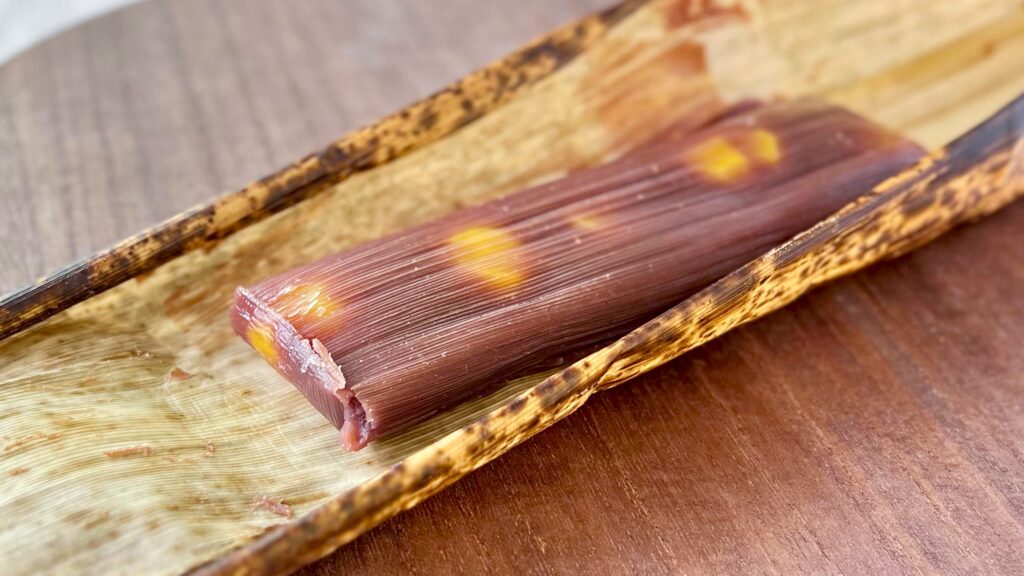 松葉屋_竹皮に包まれた「月よみ山路 栗むし羊羹」