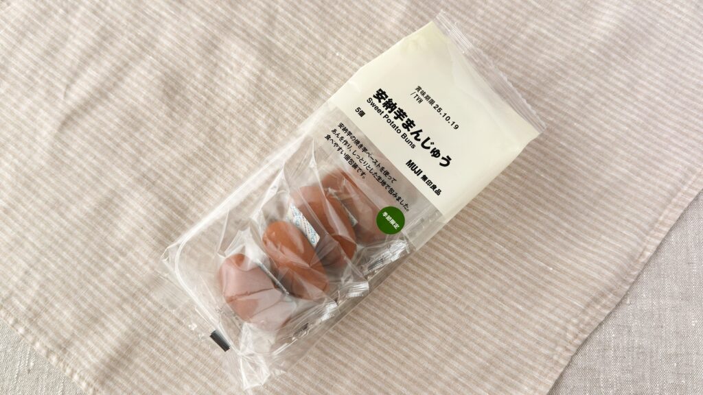 無印良品_斜めに置いた「安納芋まんじゅう」のパッケージ