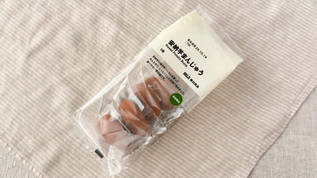 無印良品_斜めに置いた「安納芋まんじゅう」のパッケージ
