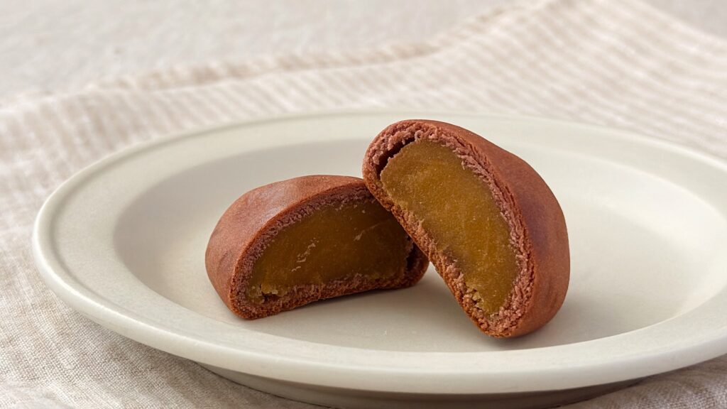 無印良品_白皿にのった「安納芋まんじゅう」の断面