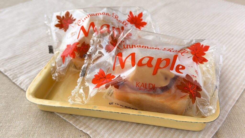 カルディ_トレーにのった「シナモンロールメープル」のパッケージ