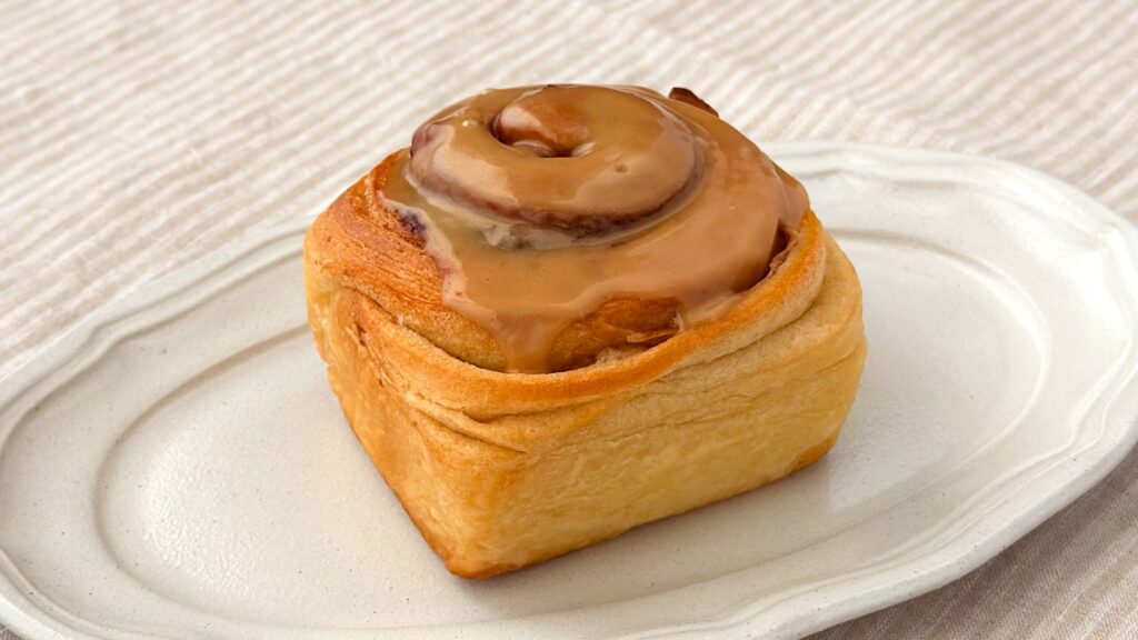 カルディ_レンジで温めた「シナモンロールメープル」の皿のせ