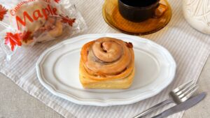 カルディ_白皿にのった「シナモンロールメープル」やコーヒーなどが置いてある様子