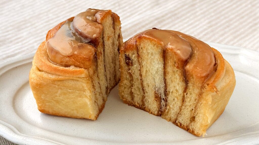 カルディ_レンジで温めた「シナモンロールメープル」の断面