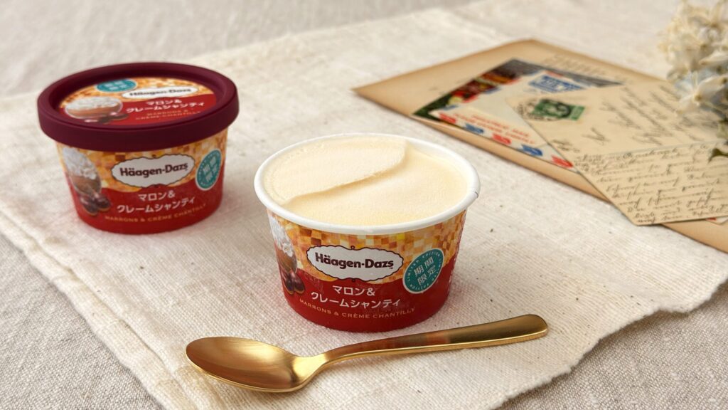 ハーゲンダッツ_「マロン＆クレームシャンティ」とスプーンが並んでいる様子