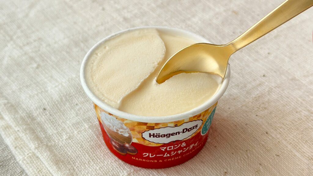 ハーゲンダッツ_「マロン＆クレームシャンティ」をスプーンですくっている様子