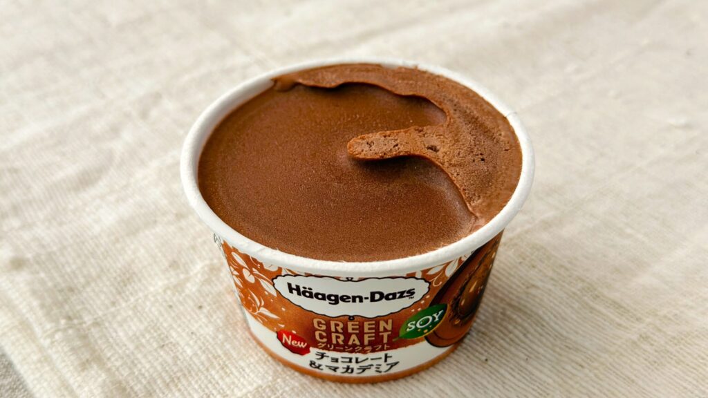 ハーゲンダッツ_「グリーンクラフト チョコレート＆マカデミア」のふた開け