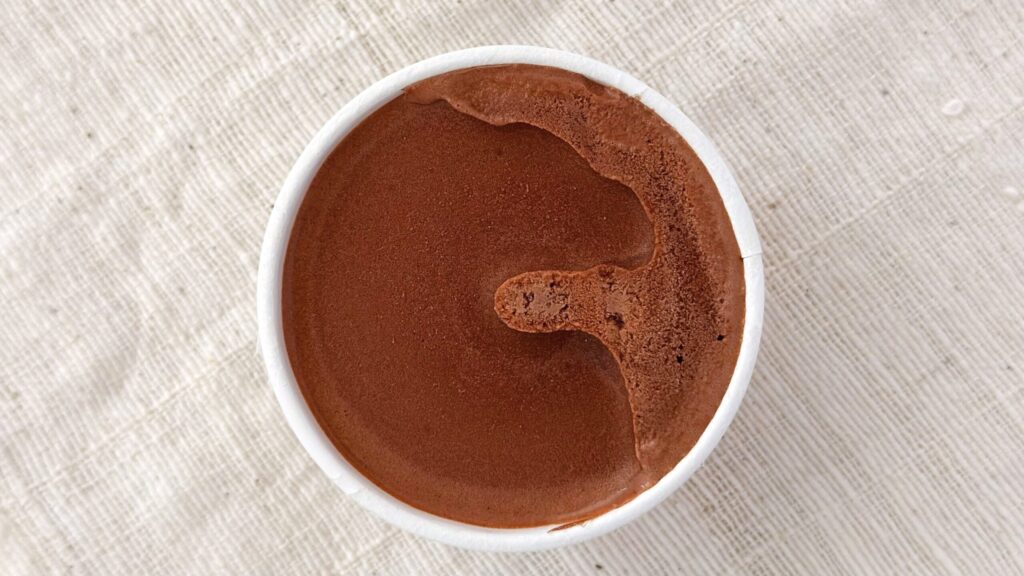 ハーゲンダッツ_「グリーンクラフト チョコレート＆マカデミア」の表面