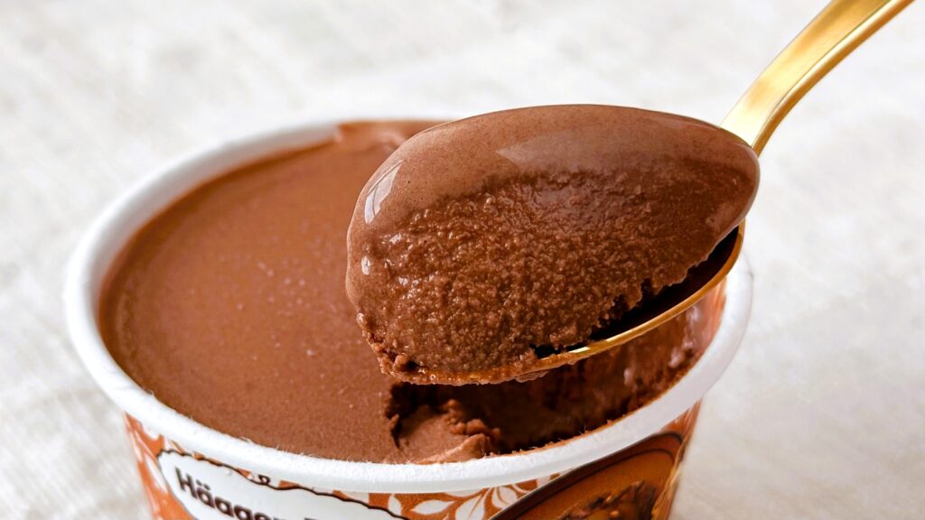 ハーゲンダッツ_「グリーンクラフト チョコレート&マカデミア」をスプーンですくっている様子