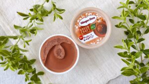 ハーゲンダッツ_「グリーンクラフト チョコレート＆マカデミア」とパッケージが並んでいる様子