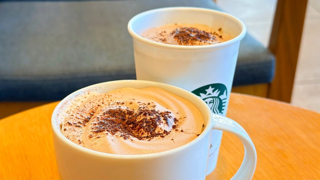 スターバックス_「チョコレート ムース ラテ」のアイスとホットドリンクが並んでいる様子