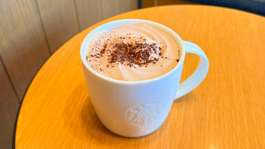 スターバックス_マグカップに入った「チョコレート ムース ラテ(ホット)」