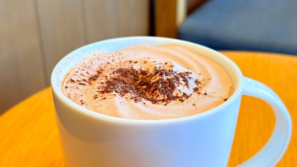 スターバックス_テーブルの上に置いた「チョコレート ムース ラテ(ホット)」