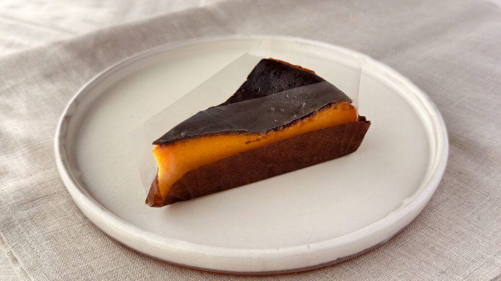 スターバックス_「パンプキンバスクチーズケーキ」の皿のせ