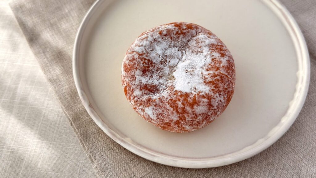 スターバックス_「スイートポテト マラサダ」が皿に盛り付けている様子