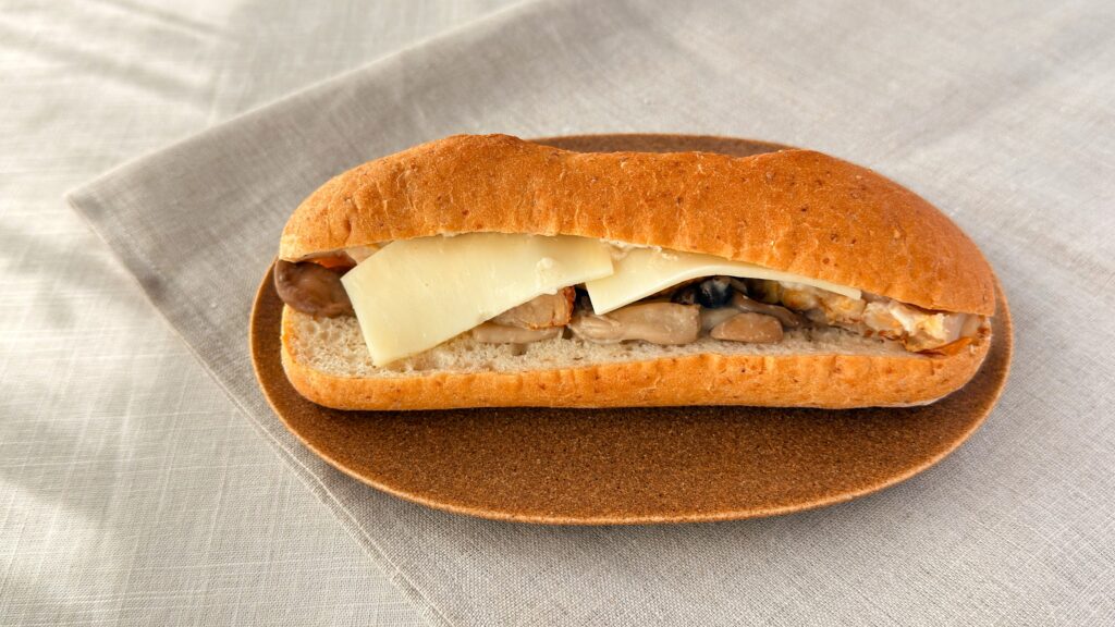 スターバックス_袋から取り出した「きのこクリームのチキン&モッツァレラ 石窯フィローネ」