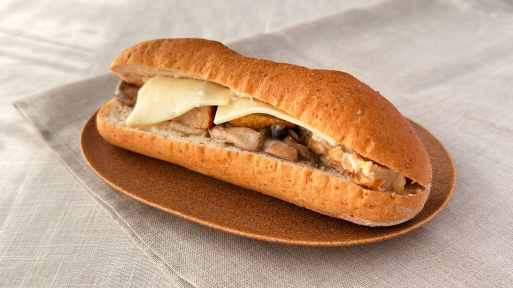 スターバックス_レンジで温める前の「きのこクリームのチキン&モッツァレラ 石窯フィローネ」