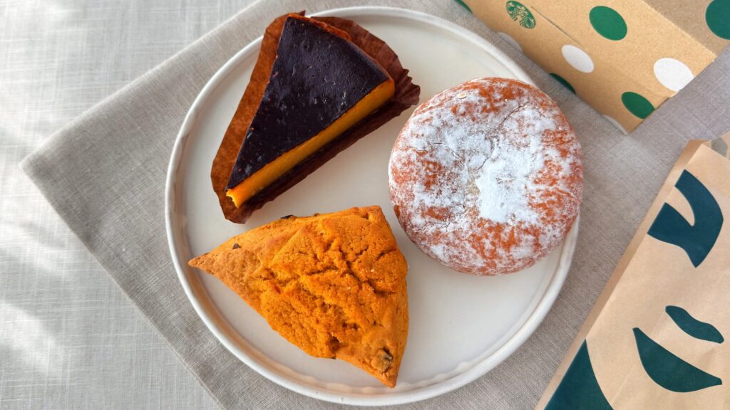 スターバックス_「スイートポテト マラサダ」や「パンプキンスコーン」、「パンプキンバスクチーズケーキ」の皿盛り