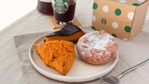 スターバックス_「スイートポテト マラサダ」や「パンプキンスコーン」、「パンプキンバスクチーズケーキ」の皿盛りとコーヒー