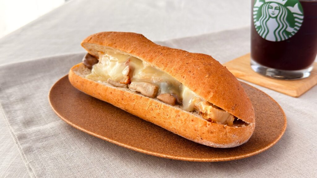 スターバックス_「きのこクリームのチキン&モッツァレラ 石窯フィローネ」とコーヒーが並んでいる様子