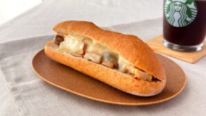 スターバックス_「きのこクリームのチキン＆モッツァレラ 石窯フィローネ」とコーヒーが並んでいる様子