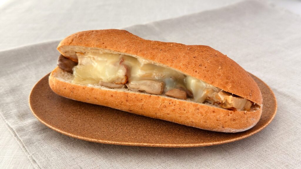 スターバックス_レンジで温めた「きのこクリームのチキン&モッツァレラ 石窯フィローネ」