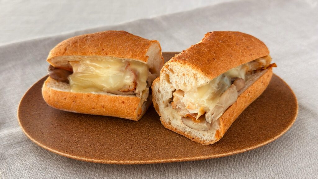 スターバックス_半分にカットした「きのこクリームのチキン&モッツァレラ 石窯フィローネ」