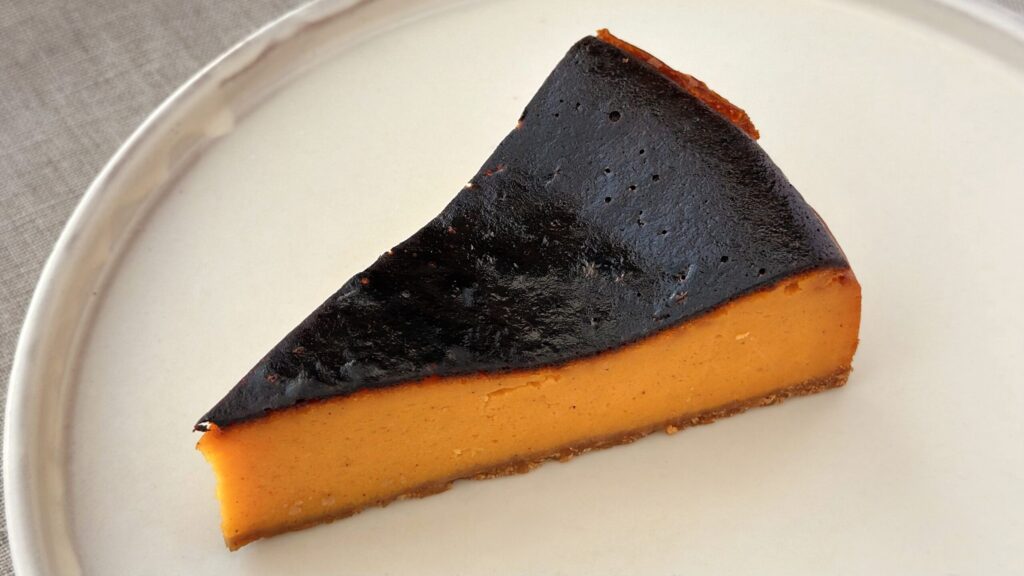 スターバックス_白皿にのった「パンプキンバスクチーズケーキ」