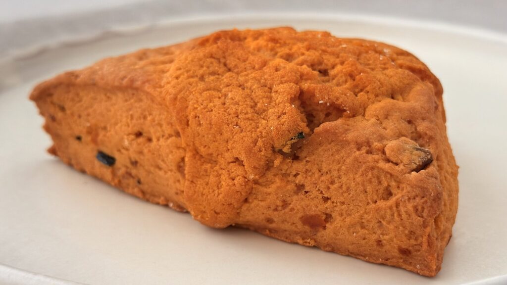 スターバックス_白皿にのった「パンプキンスコーン」