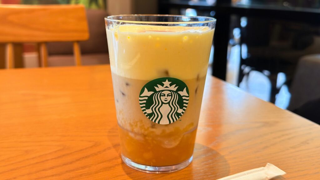 スターバックス_店内用のグラスに入った「ほうじ茶香る 焼き芋 ムース ティー ラテ」