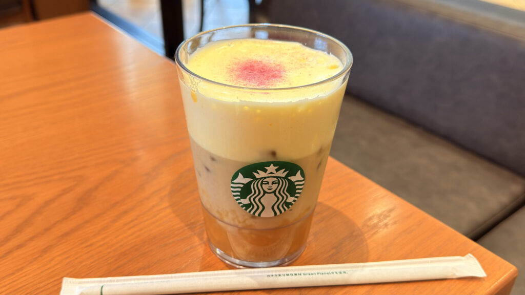 スターバックス_3層になった「ほうじ茶香る 焼き芋 ムース ティー ラテ」とストロー