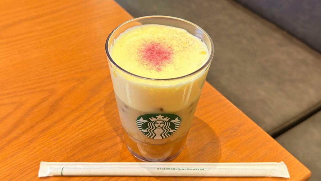 スターバックス_店内用のグラスに入った「ほうじ茶香る 焼き芋 ムース ティー ラテ」とストローが並んでいる様子